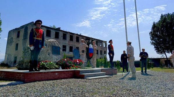 Церемония возложения цветов и венков к памятникам защитникам Южной Осетии погибшим в августе 2008 - Sputnik Южная Осетия
