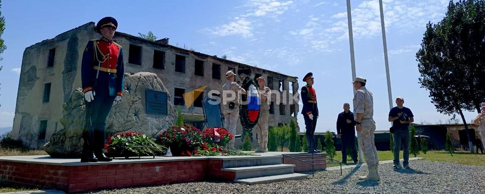 Церемония возложения цветов и венков к памятникам защитникам Южной Осетии погибшим в августе 2008 - Sputnik Южная Осетия, 1920, 08.08.2026
