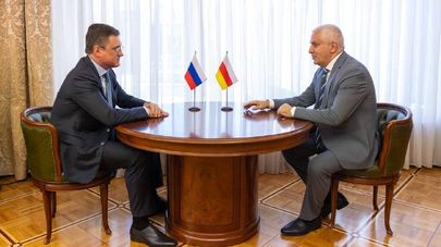 И.о. президента Южной Осетии Марат  Камболов и зампредседателя правительства России Александр Новак обсудили программу соцэкономразвития Южной Осетии