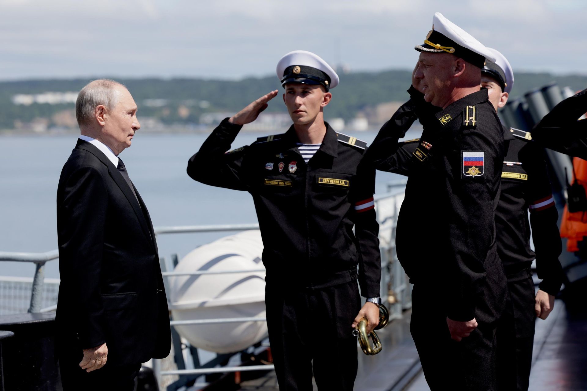 Президент России Владимир Путин на ракетном крейсере Варяг на Сахалин Президент России Владимир Путин на ракетном крейсере Варяг на Сахалин - Sputnik Южная Осетия, 1920, 12.08.2026