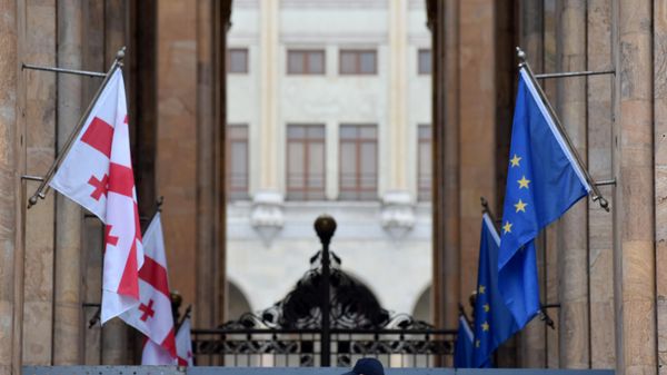 Сотрудник грузинской полиции у здания парламента Грузии в Тбилиси. Архивное фото  - Sputnik Южная Осетия