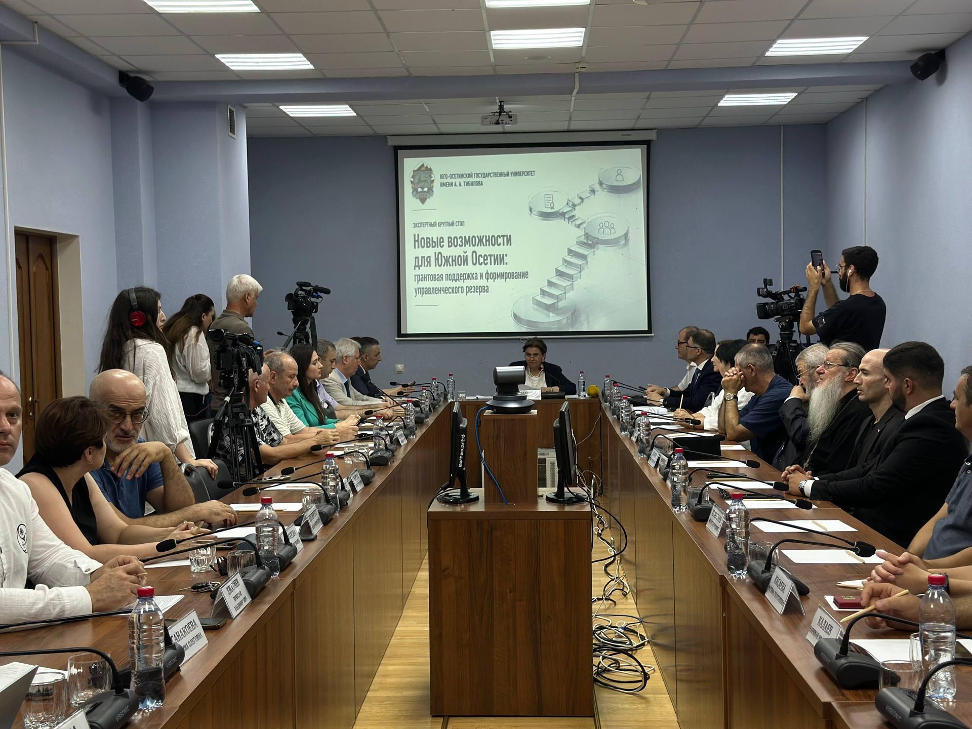 Круглый стол Новые возможности для Южной Осетии: грантовая поддержка и формирование управленческого резерва в ЮОГУ - Sputnik Южная Осетия, 1920, 13.08.2026