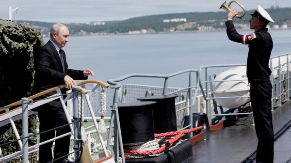 12 августа 2026. Президент России Владимир Путин на ракетном крейсере Варяг во время завершающей стадии учений Тихоокеанского флота. - Sputnik Южная Осетия