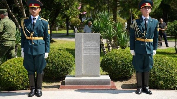  Посол Южной Осетии в Абхазии Алан Кация принял участие в памятных мемориальных акциях, приуроченных к Дню памяти защитников Отечества - Sputnik Южная Осетия
