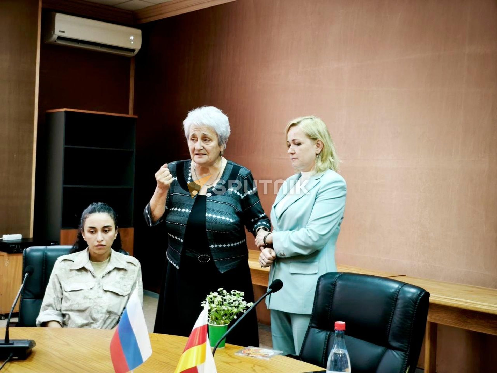 Жанна Зассеева с руководителем автономной некоммерческой организации Комитет семей воинов Отечества Юлией Белеховой Жанна Зассеева с руководителем автономной некоммерческой организации Комитет семей воинов Отечества Юлией Белеховой - Sputnik Южная Осетия, 1920, 17.08.2026