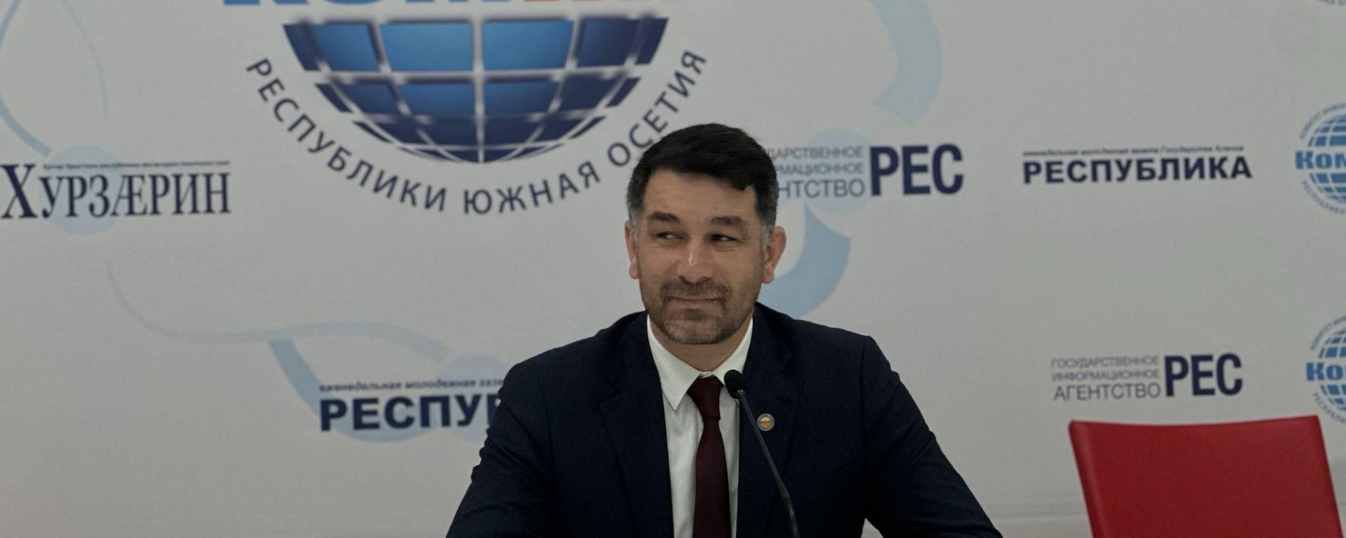 И.о. министра культуры РЮО Григорий Мамиев на пресс-конференции  - Sputnik Южная Осетия, 1920, 17.08.2026