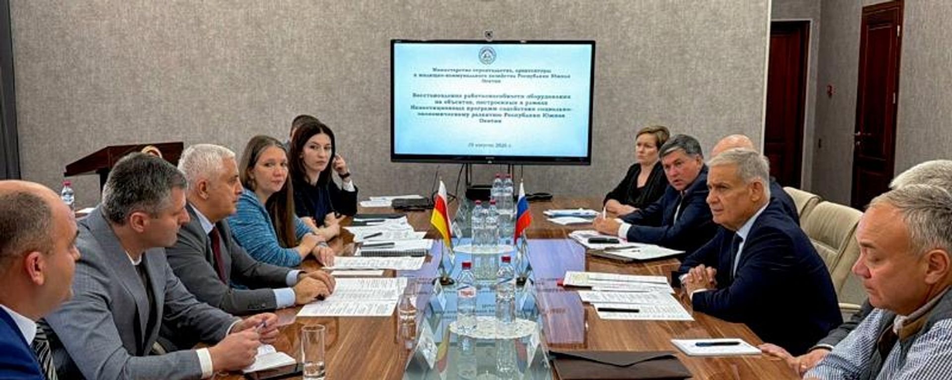 Марат Камболов провел совещание с делегацией министерства экономического развития России - Sputnik Южная Осетия, 1920, 20.08.2026