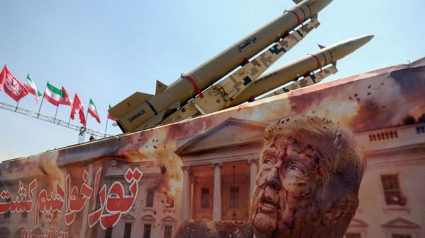 Баннер с изображением президента США Дональда Трампа рядом с иранской ракетной системой на площади Азади в Тегеране - Sputnik Южная Осетия
