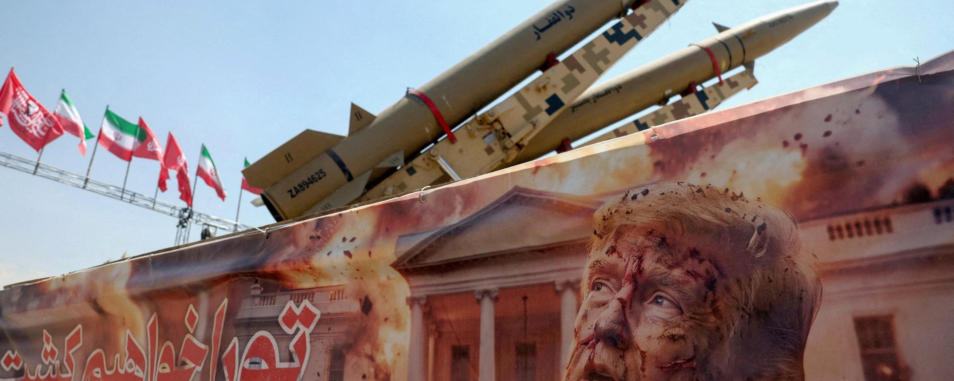 Баннер с изображением президента США Дональда Трампа рядом с иранской ракетной системой на площади Азади в Тегеране - Sputnik Южная Осетия, 1920, 20.08.2026