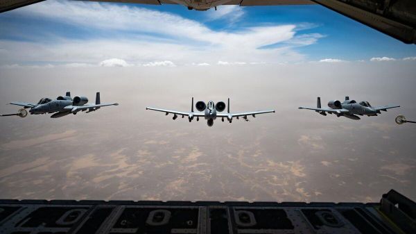 Американский самолет HC-130J Combat King II ВВС США обеспечивает дозаправкой несколько штурмовиков A-10C - Sputnik Южная Осетия