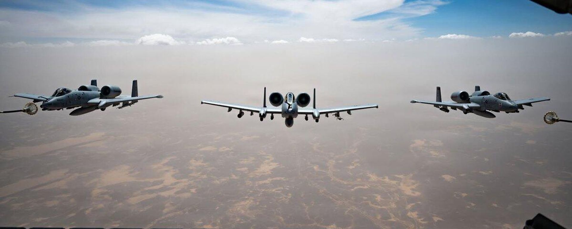 Американский самолет HC-130J Combat King II ВВС США обеспечивает дозаправкой несколько штурмовиков A-10C - Sputnik Южная Осетия, 1920, 20.08.2026