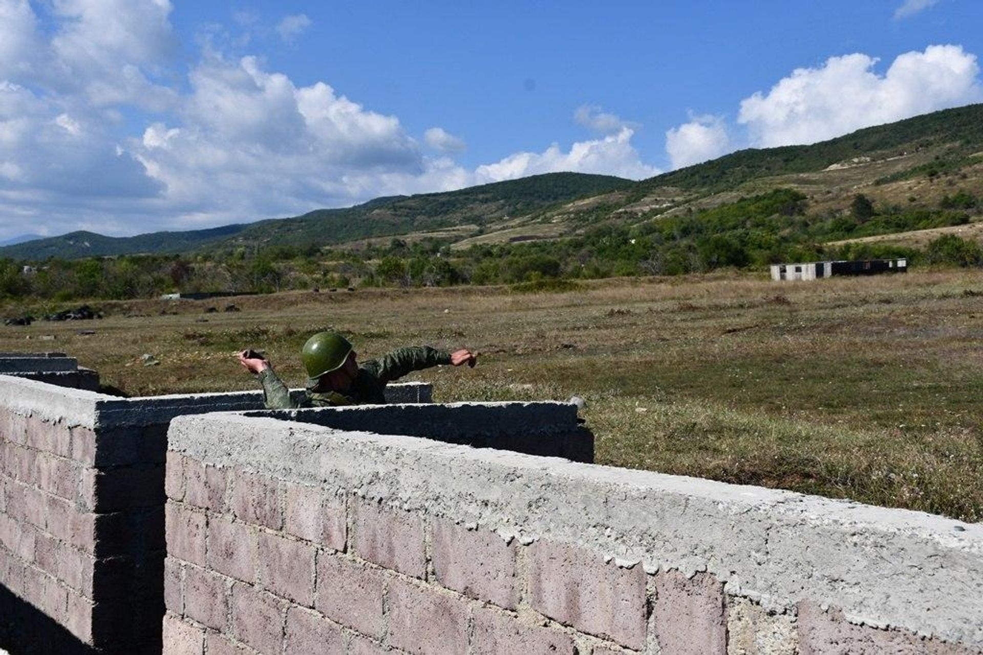 Плановая огневая подготовка военнослужащих Минобороны Южной Осетии - Sputnik Южная Осетия, 1920, 22.08.2026