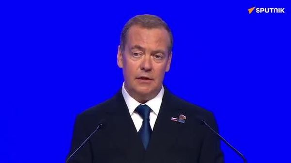Медведев назвал историческую память иммунитетом против попыток врага разобщить и рассорить российский народ - Sputnik Южная Осетия