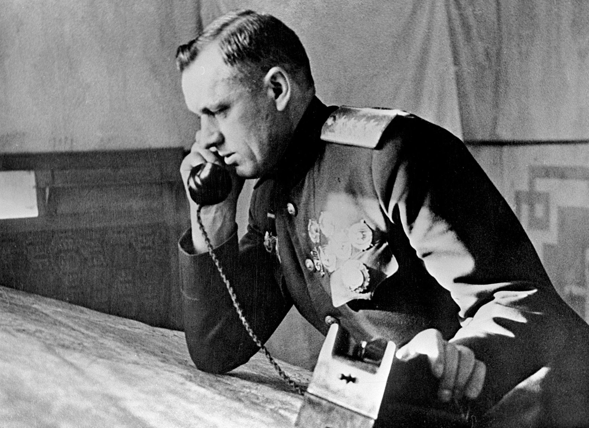 Генерал армии Константин Рокоссовский у карты в командном пункте фронта Генерал армии Константин Рокоссовский у карты в командном пункте фронта - Sputnik Южная Осетия, 1920, 23.08.2026