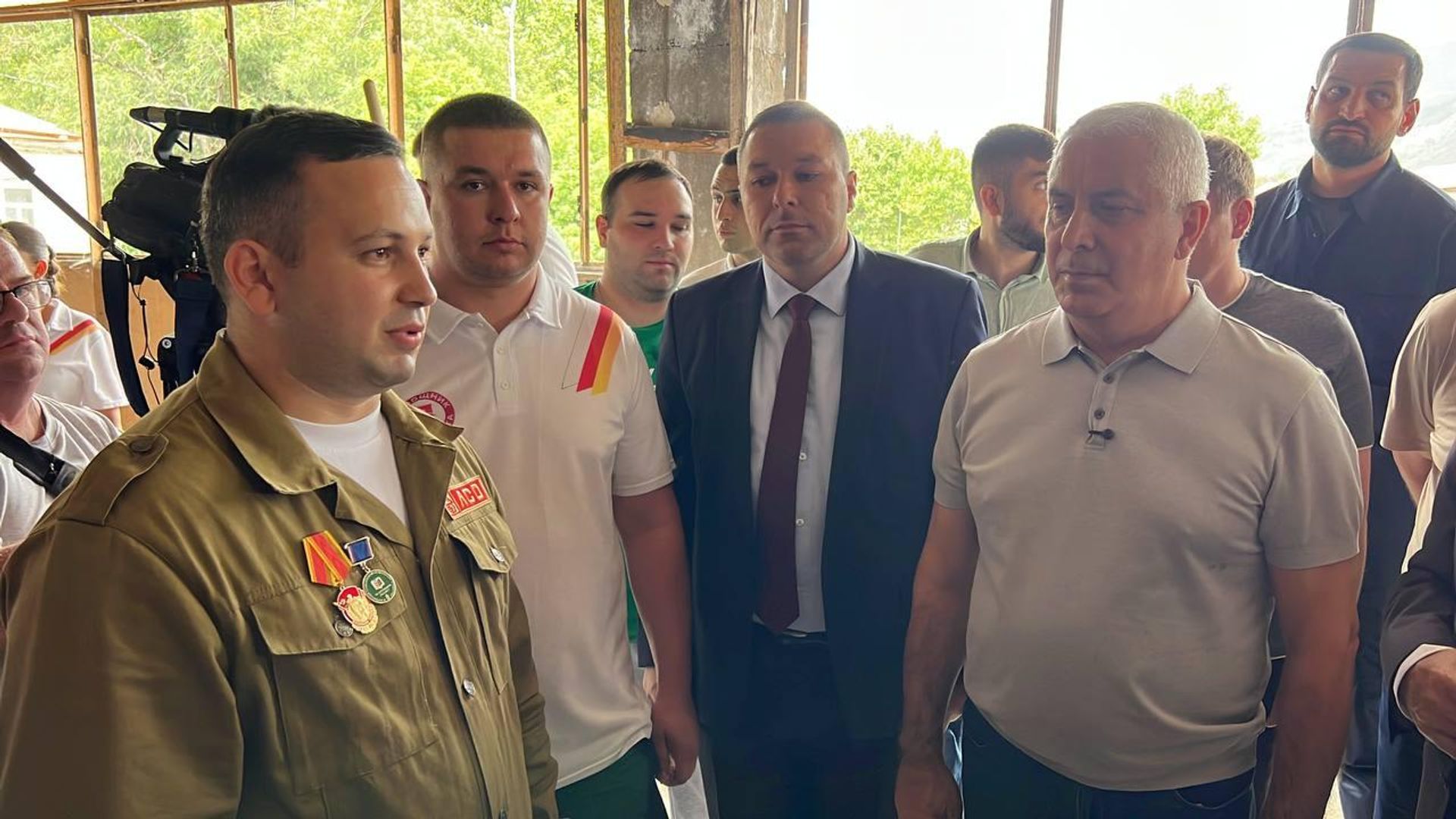 Марат Камболов и Сергей Кириенко побывали на месте строительства будущего молодежного центра в Цхинвале. - Sputnik Хуссар Ирыстон, 1920, 25.08.2026