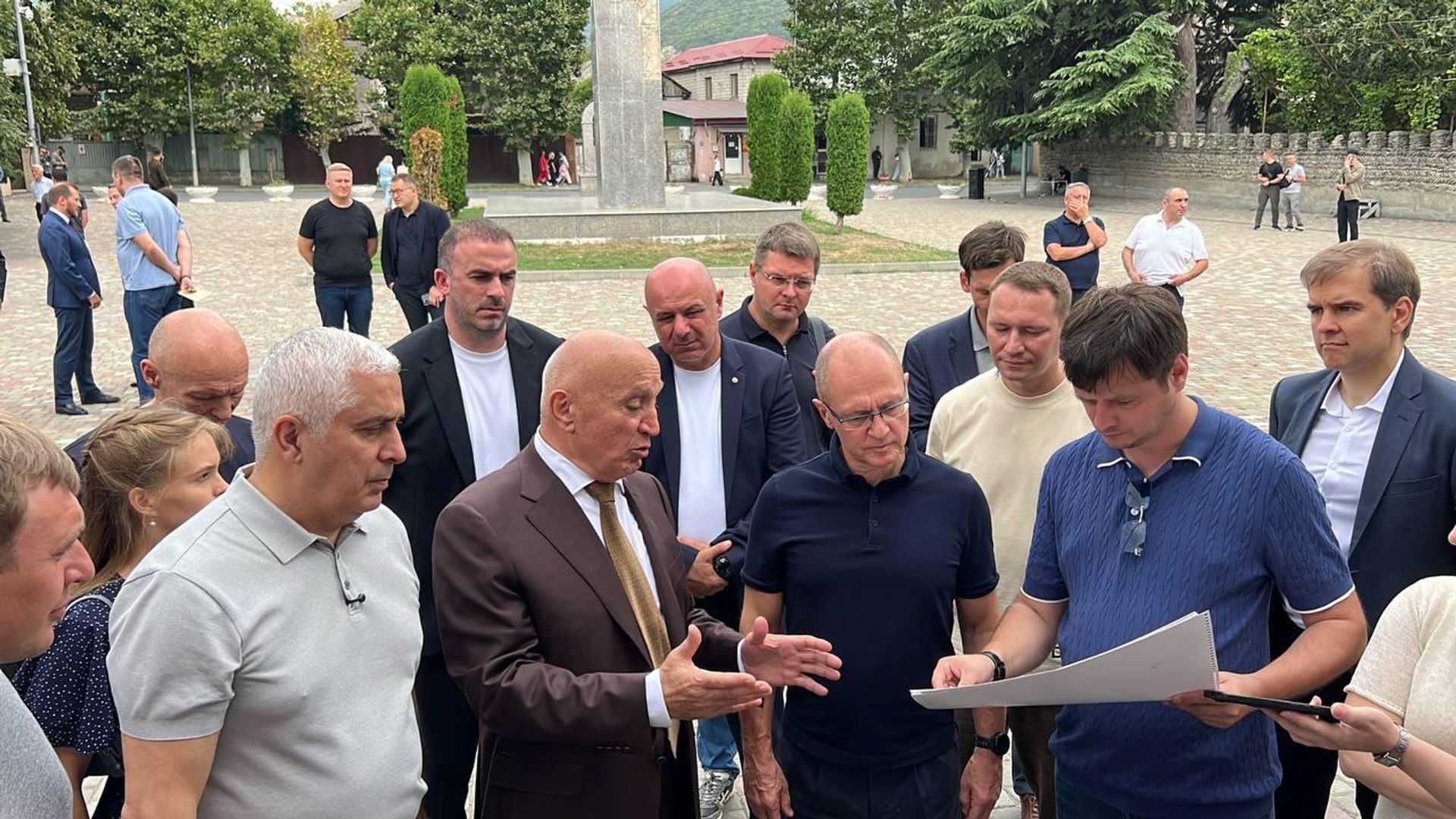 Марат Камболов и Сергей Кириенко побывали на месте строительства будущего молодежного центра в Цхинвале. - Sputnik Южная Осетия, 1920, 25.08.2026
