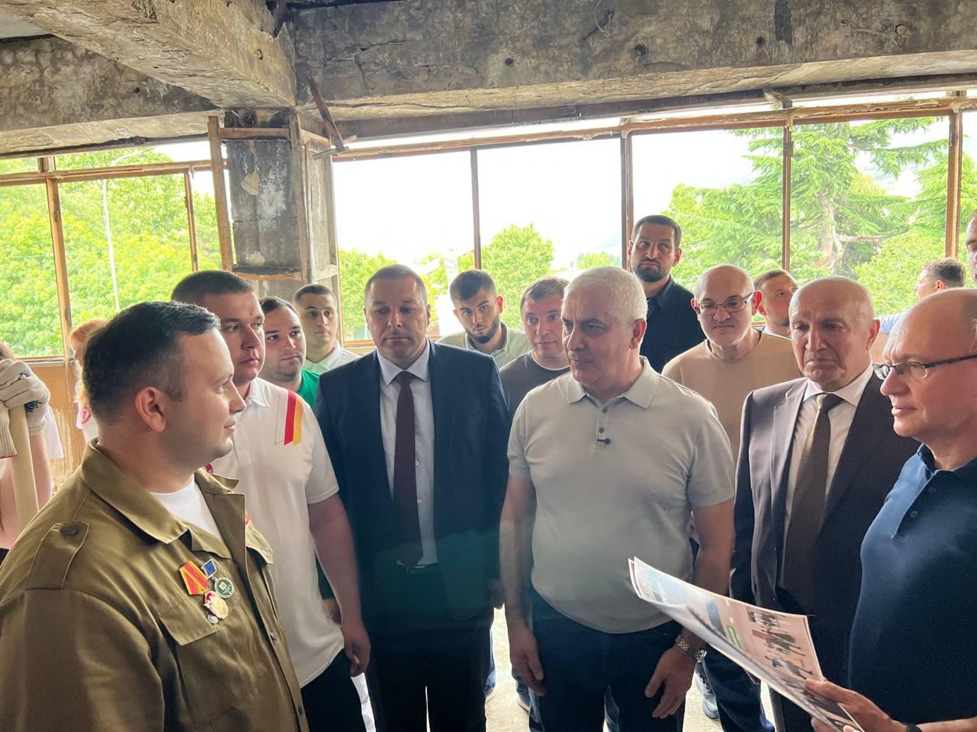 Марат Камболов и Сергей Кириенко побывали на месте строительства будущего молодежного центра в Цхинвале. - Sputnik Южная Осетия, 1920, 25.08.2026