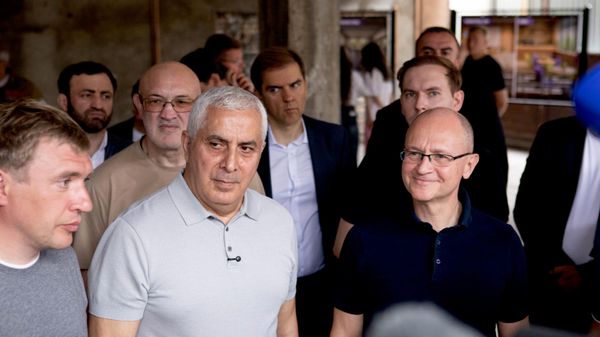 Марат Камболов и Сергей Кириенко на месте строительства будущего молодежного центра в Цхинвале. - Sputnik Южная Осетия