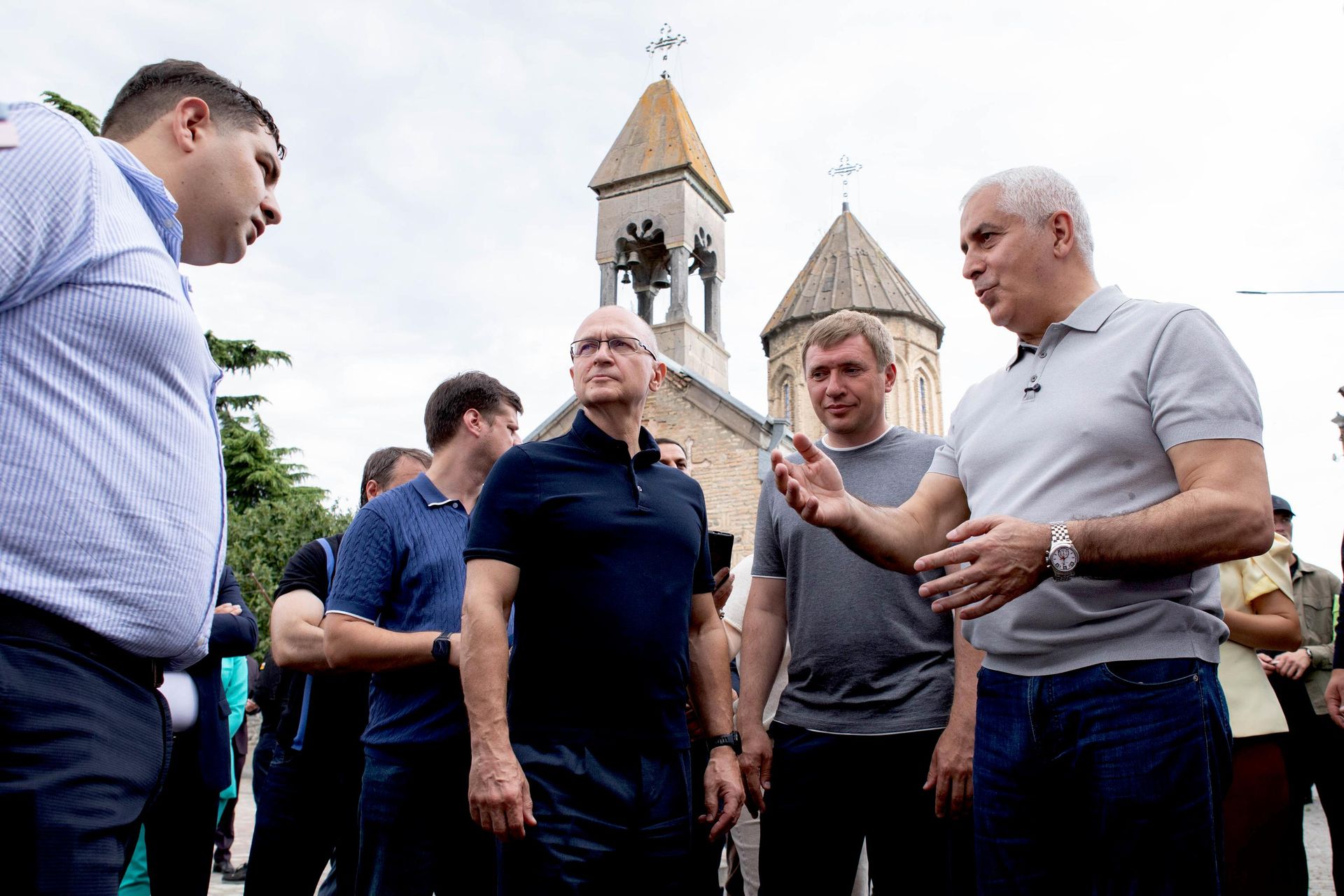 Марат Камболов и Сергей Кириенко на месте строительства будущего молодежного центра в Цхинвале. - Sputnik Южная Осетия, 1920, 25.08.2026