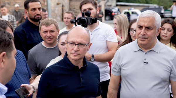 Марат Камболов и Сергей Кириенко на месте строительства будущего молодежного центра в Цхинвале. - Sputnik Южная Осетия