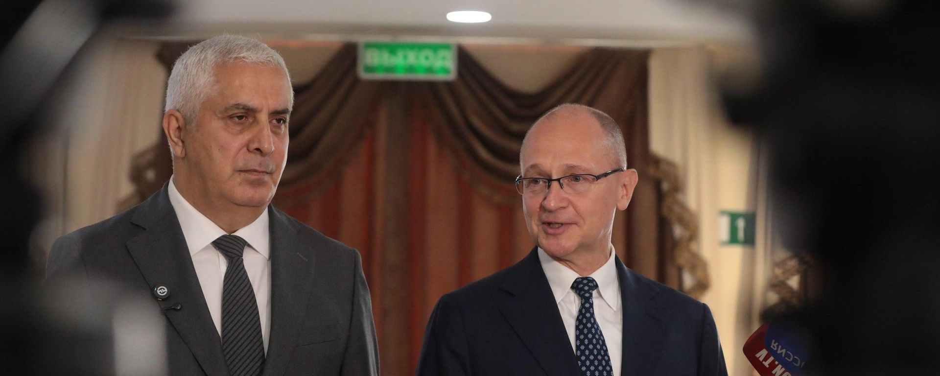Первый заместитель руководителя администрации президента РФ Сергей Кириенко и и.о. президента РЮО Марат Камболов  - Sputnik Южная Осетия, 1920, 26.08.2026