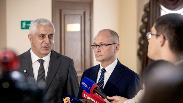 Первый заместитель руководителя администрации президента РФ Сергей Кириенко и и.о. президента РЮО Марат Камболов - Sputnik Южная Осетия