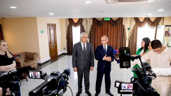Первый заместитель руководителя администрации президента РФ Сергей Кириенко и и.о. президента РЮО Марат Камболов - Sputnik Южная Осетия