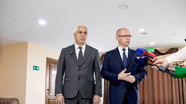 Первый заместитель руководителя администрации президента РФ Сергей Кириенко и и.о. президента РЮО Марат Камболов - Sputnik Южная Осетия