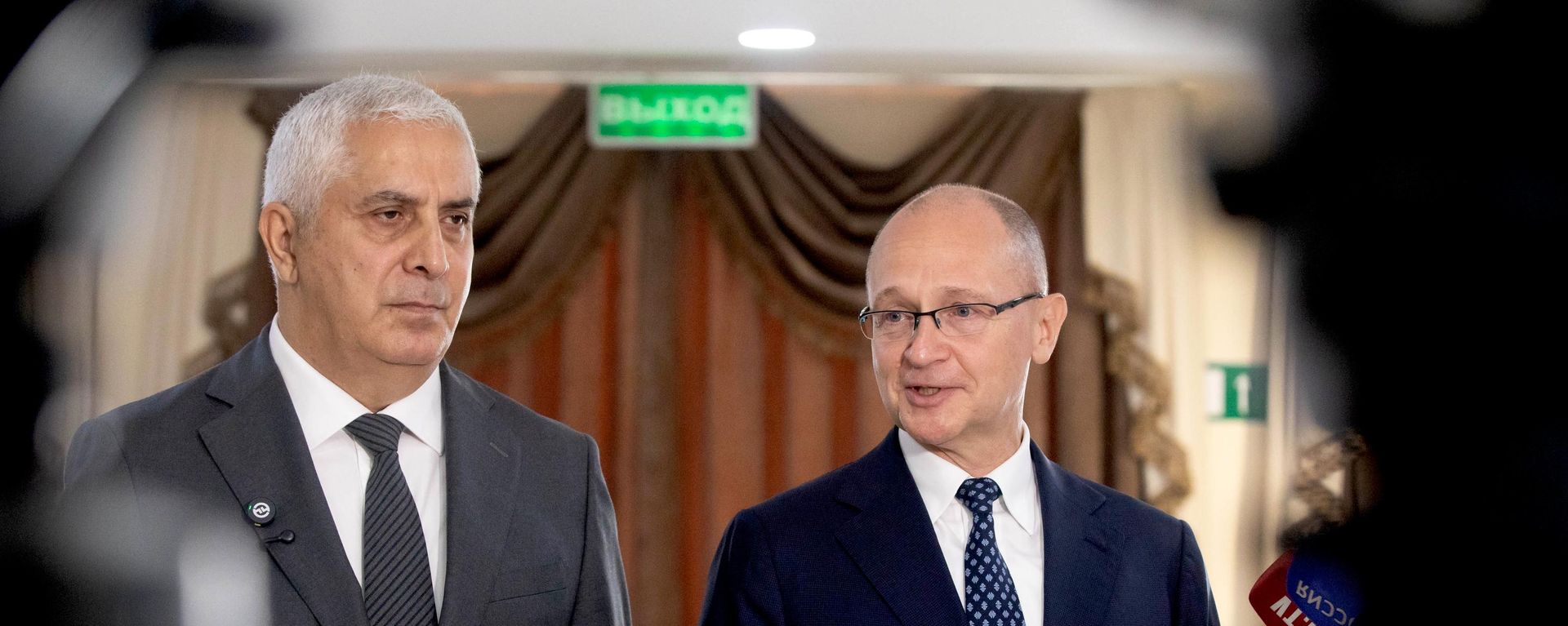 Первый заместитель руководителя администрации президента РФ Сергей Кириенко и и.о. президента РЮО Марат Камболов  - Sputnik Южная Осетия, 1920, 26.08.2026