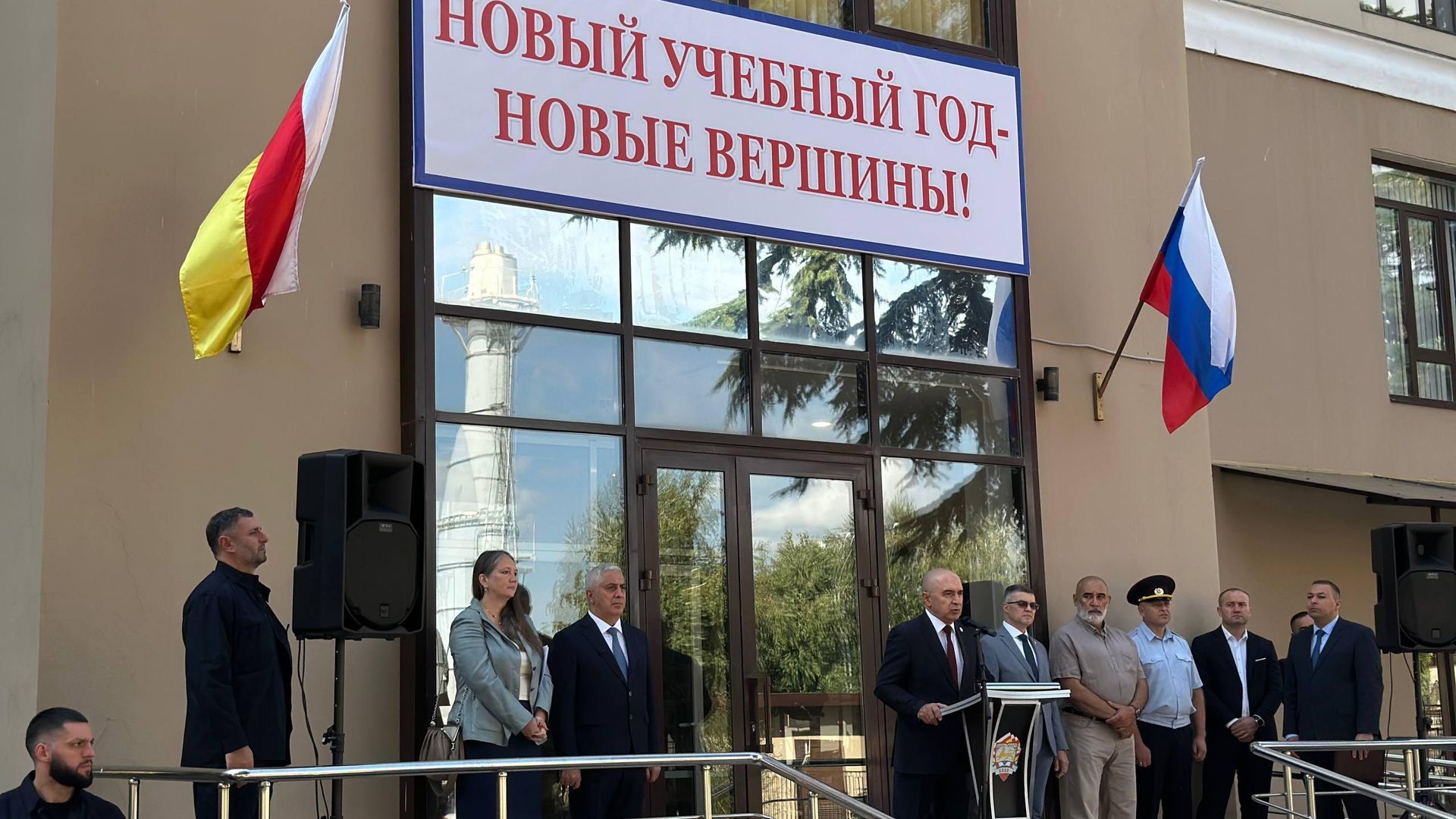 В Юго-Осетинском государственном университете прошла торжественная линейка В Юго-Осетинском государственном университете прошла торжественная линейка - Sputnik Южная Осетия, 1920, 04.09.2026