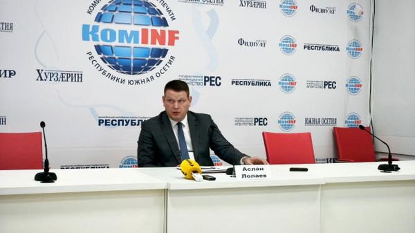 Министр образования и науки Южной Осетии Аслан Лолаев на пресс-конференции - Sputnik Южная Осетия