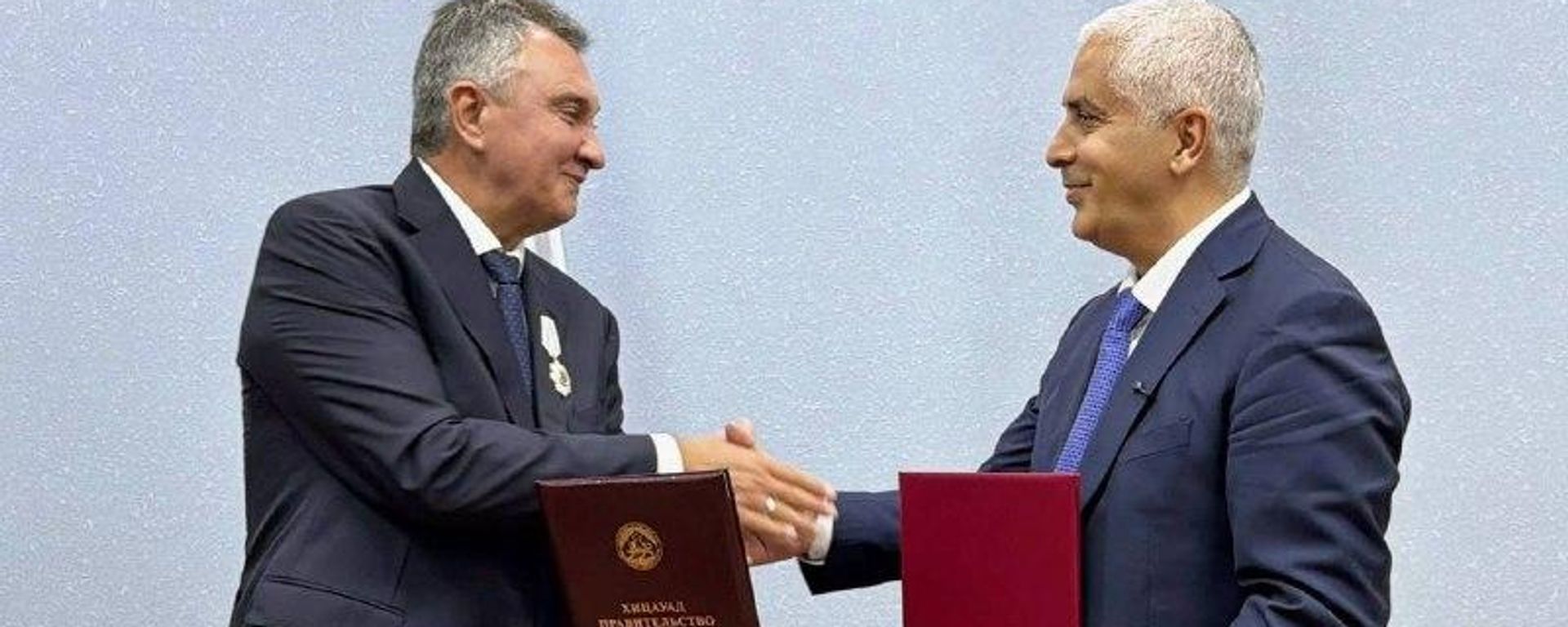 И.о. президента Южной Осетии Марат Камболов и директор Российского научного центра хирургии имени академика Б.В. Петровского Константин Котенко подписали соглашение о сотрудничестве - Sputnik Южная Осетия, 1920, 07.09.2026