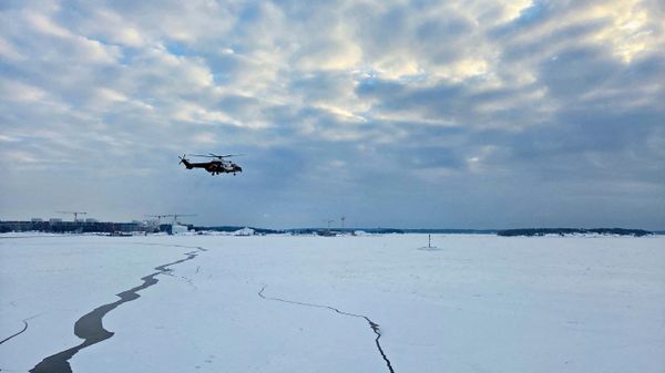 Финский вертолет над замерзшим морем. Архивное фото  - Sputnik Южная Осетия