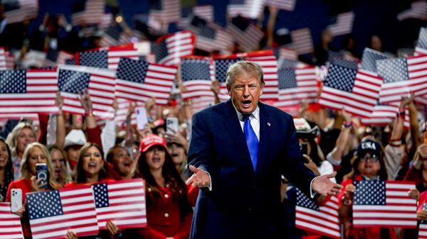 Президент США Дональд Трамп жестикулирует на сцене во время Республиканского национального съезда в Далласе, штат Техас - Sputnik Южная Осетия