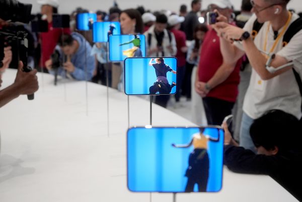 iPhone Duo демонстрируется во время презентации новых продуктов Apple - Sputnik Южная Осетия