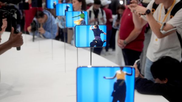 iPhone Duo демонстрируется во время презентации новых продуктов Apple - Sputnik Южная Осетия