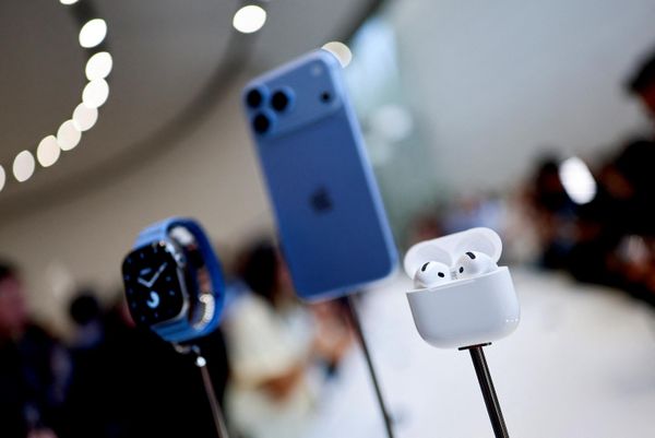 Apple Watch, iPhone 18 Pro и AirPods, представленные на презентации Apple в Театре Стива Джобса в Купертино, США - Sputnik Южная Осетия