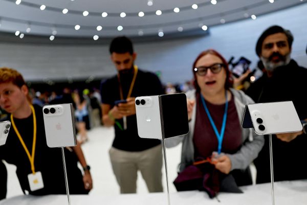 Посетители рассматривают новые складные устройства iPhone Duo, представленные на мероприятии Apple в Театре Стива Джобса в Купертино, США - Sputnik Южная Осетия