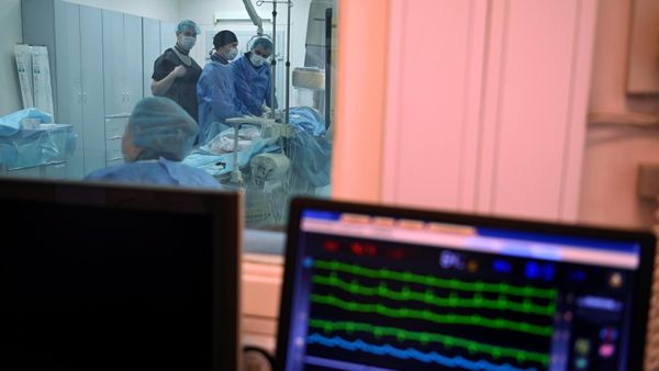 Врачи в операционной Российского научного центра хирургии имени академика Б.В. Петровского - Sputnik Южная Осетия