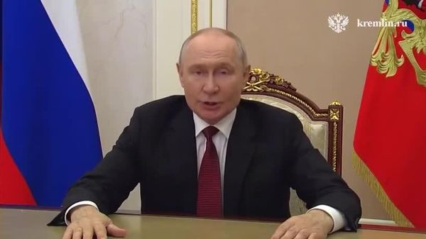 Судьба человека не должна определяться гражданством, статусом или кошельком, заявил Путин в обращении к церемонии открытия Международного фестиваля молодежи в Екатеринбурге - Sputnik Южная Осетия