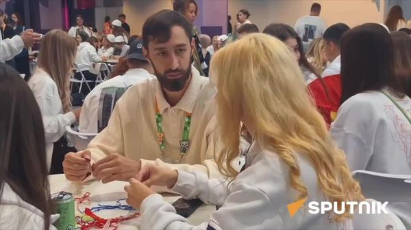 Представители Южной Осетии и ЛНР связали браслеты дружбы на Международном фестивале молодежи в Екатеринбурге - Sputnik Южная Осетия