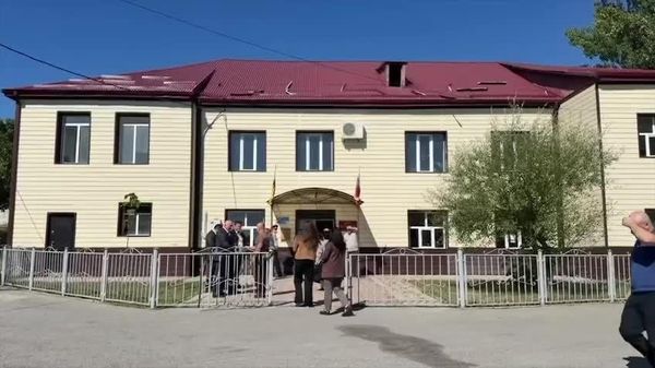 Камболов встретился с жителями Тбета: обсудили дороги, освещение, воду, мобильную связь и земельные вопросы - Sputnik Южная Осетия