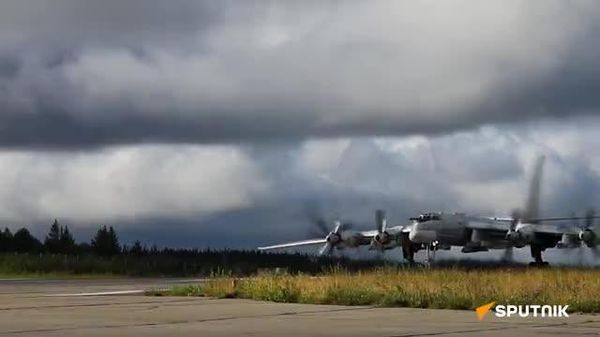 Красиво: стратегические ракетоносцы Ту-95мс пролетели в воздушном пространстве Арктики — над нейтральными водами Баренцева и Норвежского морей - Sputnik Южная Осетия