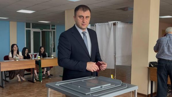 Кандидат в президенты Мурат Валиев голосует на выборах главы Южной Осетии  - Sputnik Южная Осетия