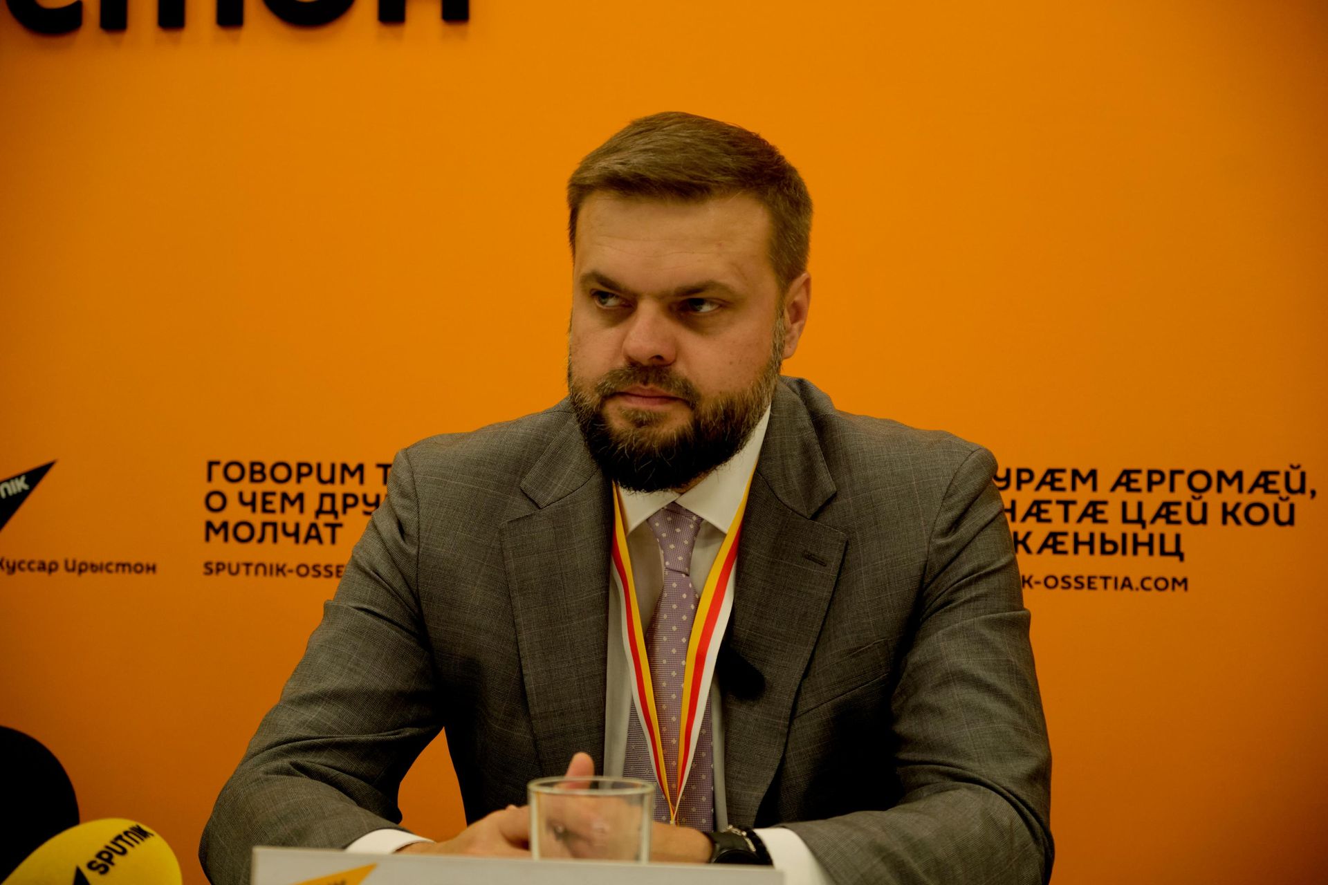 Российские наблюдатели на досрочных выборах президента РЮО 2026. Виктор Бондарев, Артем Туров, Казбек Тайсаев - Sputnik Южная Осетия, 1920, 18.09.2026