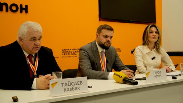 Российские наблюдатели на досрочных выборах президента РЮО 2026. Виктор Бондарев, Артем Туров, Казбек Тайсаев - Sputnik Южная Осетия