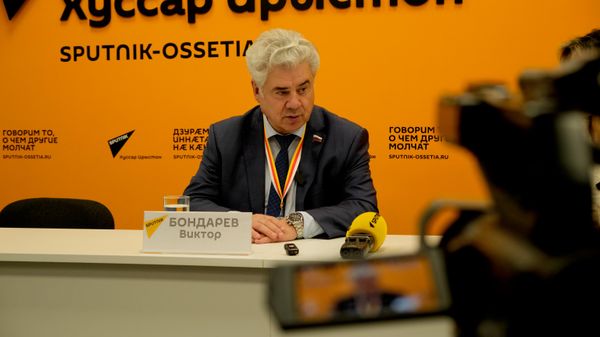 Российские наблюдатели на досрочных выборах президента РЮО 2026. Виктор Бондарев, Артем Туров, Казбек Тайсаев - Sputnik Южная Осетия