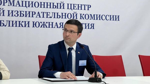 Член ЦИК Игорь Чочиев на брифинге в информационном центре Центризбиркома  - Sputnik Южная Осетия