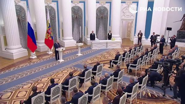 Российские оружейники работают сверхурочно и лично выезжают на передовую, чтобы на месте понять потребности войск, заявил Путин на церемонии вручения госнаград в Кремле - Sputnik Южная Осетия