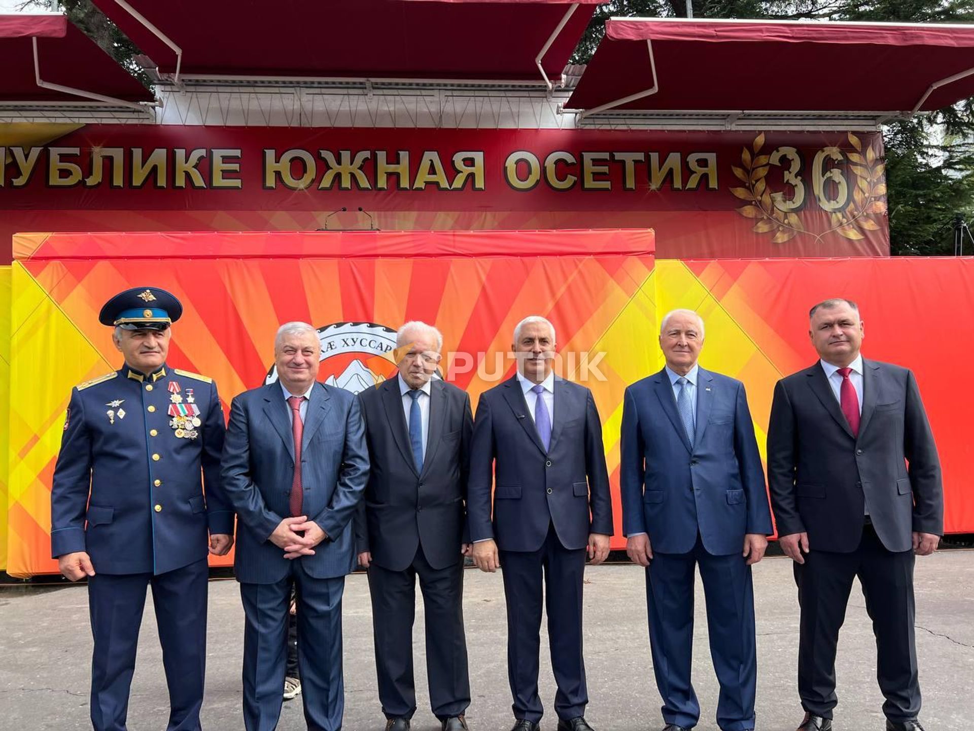 Избранный президент Южной Осетии Марат Камболов с экс-главами республики Избранный президент Южной Осетии Марат Камболов с экс-главами республики - Sputnik Южная Осетия, 1920, 20.09.2026